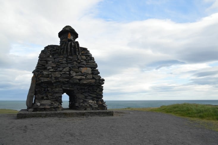 Pour aller voir l'arche on passe sous la statue qui représente la divinité du Snæfellsjökull, la montagne qui domine la péninsule et qui lui a donné son nom.