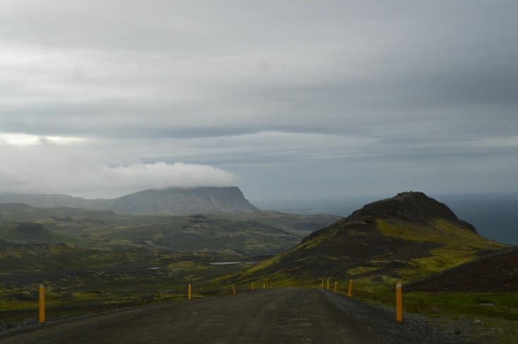 Tout ce qui monte redescend ! Nous passons sur la côte nord de Snaellelsnes et nous testons par la même occasion les routes de montagne non goudronnées !