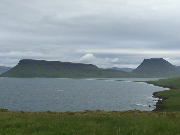 Aperçu du nord de la péninsule et la "montagne star" des cartes postales : Kirkjufell (à droite)