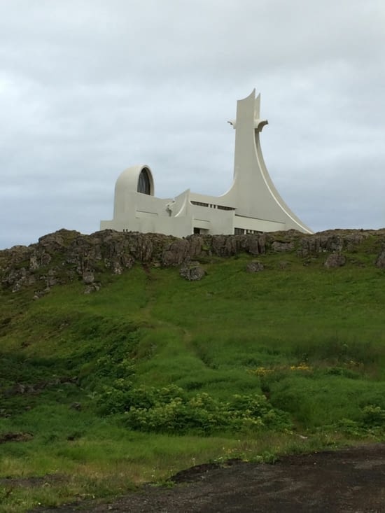 L'église de Stykkisholmur, notre port d'attache du jour. L'Islande est LE pays des églises très modernes !