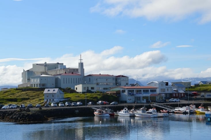 Sur les hauteurs, notre fameux hôtel qui abrite aussi une église. On ne s'en est pas rendu compte sur le moment car on manquait de comparatifs, mais Stykkisholmur est une grande ville pour le pays.