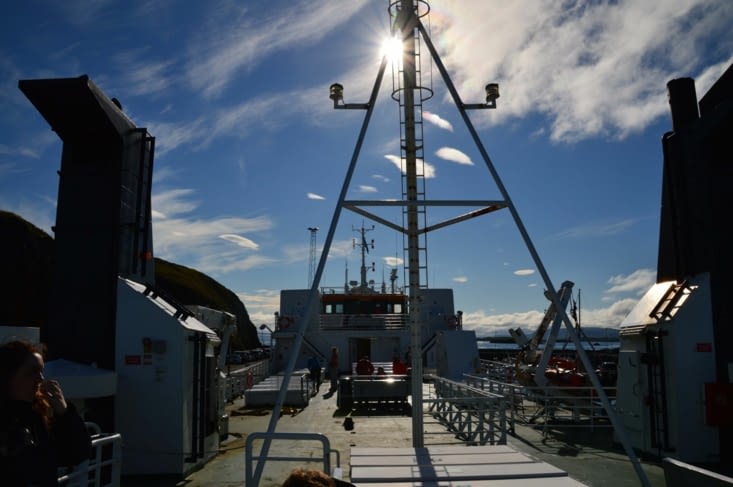 Il fait un peu frisquet, les passagers se sont presque tous mis au chaud. Pas question d'en louper une miette pour nous !