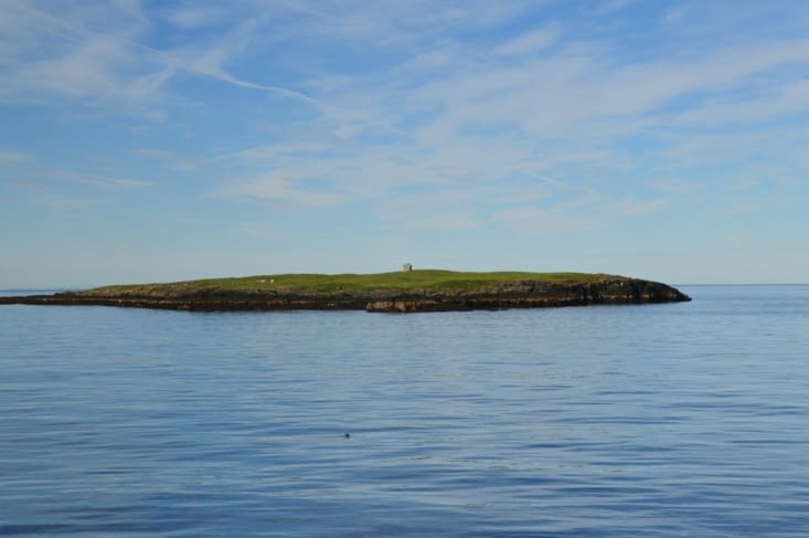 Toute petite île, toute petite maison... Normal ! La baie est constellée d'une multitude d'îles plus minuscules les unes que les autres ! Nous avons lu quelque part qu'un proverbe local ferait la comparaison avec le nombre d'étoiles dans le ciel.
