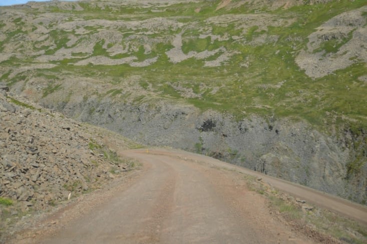 La charmante 614 qui permet de rejoindre Rauðasandur ! La photo ne traduit pas encore très bien à quel point il faut "serrer les fesses" sur des pentes à 13% couvertes de gravillons et bordées par des ravins !