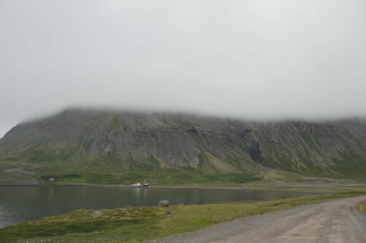En apercevant l'épave, nous savons que le goudron n'est pas loin ! Un peu de repos pour Polo !