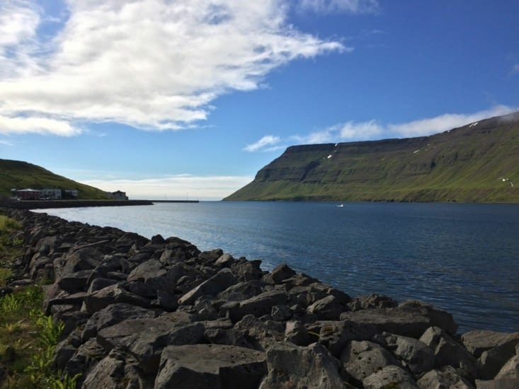 Nous voilà enfin au bout de notre étape du jour : Suðureyri ! Les habitants ne voient le soleil dans le ciel qu'à partir du mois de mars tellement le fjord est étroit !