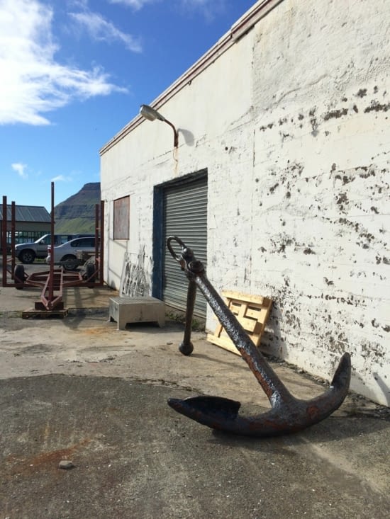En Islande on ne manque pas de place. On a pas mis longtemps à remarquer que tout est donc posé un peu n'importe où jusqu'à ce qu'on le réutilise... ou pas pour certaines choses ! (Ca va de la machine à laver à la pelleteuse en passant par tout le reste !