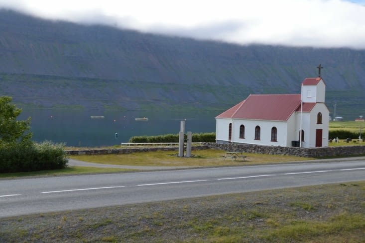 L'église de Súðavíkurhreppur où nous faisons un petit arrêt carburant car le prochain village est dans pas mal de kilomètres !