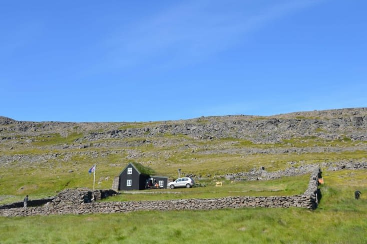 La ferme Litlibaer ("la petite ferme" ça ne s'invente pas) . C'est maintenant un salon de thé. Le seul à des kilomètres à la ronde (pour ne pas dire la seule construction !) Vriament incongru !