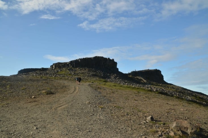 Borgarvirki :"la citadelle". Des murs ont été érigés en haut d'un sommet basaltique.  On ne sait pas trop quel a pu être son usage, mais elle a été datée du début du XIe siècle.