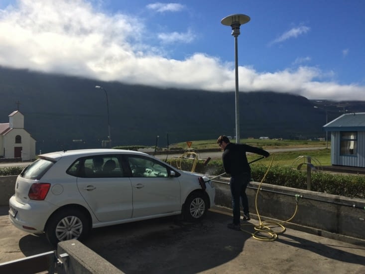 Il n'a pas pu résister longtemps à l'appel du balai brosse...! Le paradis du maniaque auto où toutes les stations ont un lavage gratuit...