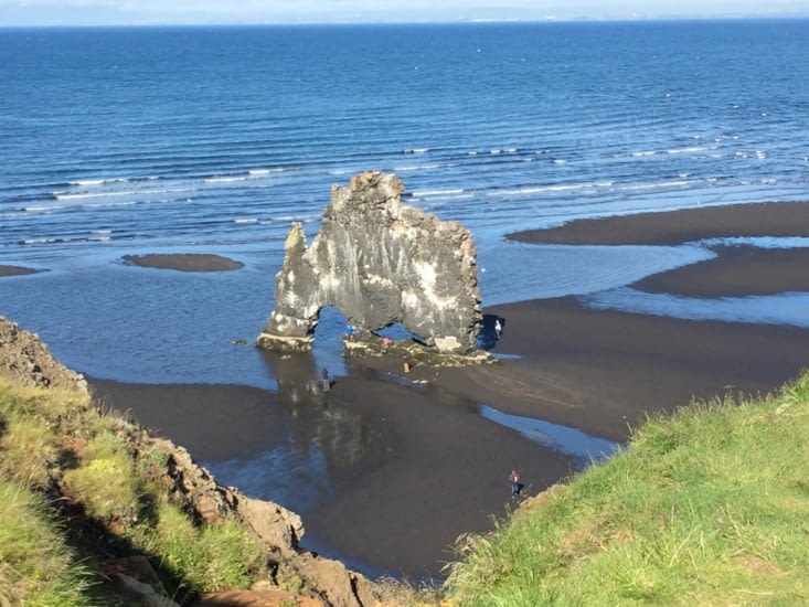 La star du jour : Hvitserkur, un troll pétrifié par le lever du jour alors qu'il préparait un mauvais coup aux humains...