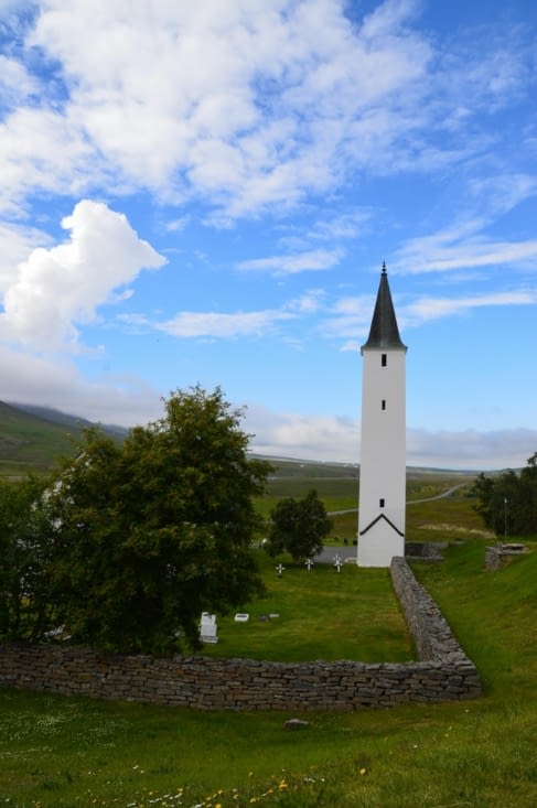 (... puis nous passons directement à l'été !) L'église a été la première de l'île construite en pierre !