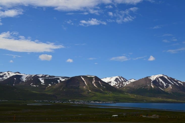 En reprennant la direction du sud on traverse plusieurs village de pêcheurs très typiques ! Le plus sympa et actif est Siglufjörður (le plus au nord) les autres nous ont paru plus endormis... On a regretté de ne pas s'être arrêtés un moment pour flaner !