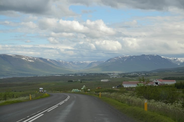 Akureyri, la capitale du nord (17 000 habitants !!), au creux de son écrin de montagnes