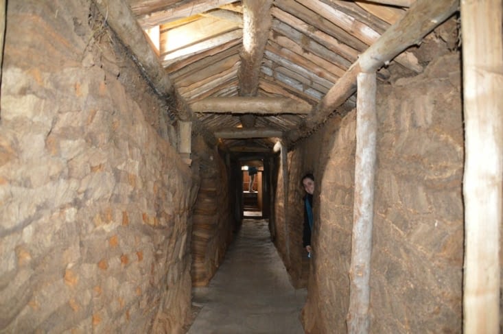 Glaumbaer : le couloir semi enterré qui dessert toutes les pièces, et qui est beaucoup plus sombre en réalité (exceptionnellement long pour ce type de ferme, 22 m !)