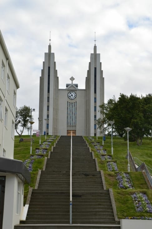 L'église d'Akureyri, surnommée "la cathédrale de glace" représente la nature des environs selon sont concepteur