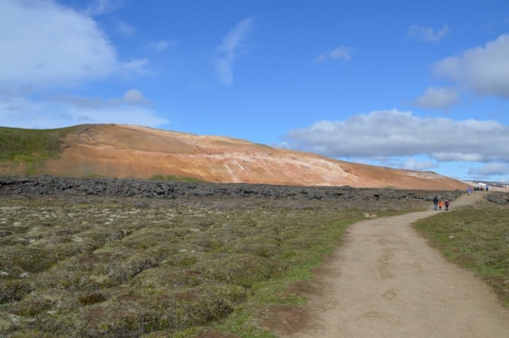 Le sentier qui mène à la coulée de lave Leirhnjúkur, très récente, se situe sur plusieurs coulées de différentes époques : elles sont plus ou moins érodées et ont plus ou moins été colonisées par la flore.