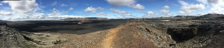 En contrebas la vallée est entièrement tapissée de lave... A perte de vue !