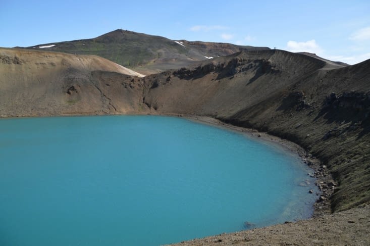 Non loin de là, le cratère Viti et son lac turquoise. On peut en faire le tour aisément mais nous filons vers la suite...