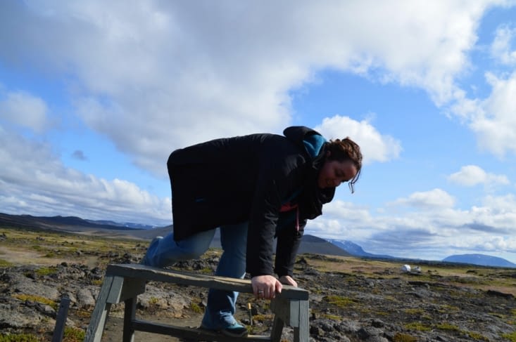 Un peu plus tard pendant notre rando presque inutile vers Grjotagja ! Qui dit moutons dit clotûres... Pensée pour tous ceux qui ont eux aussi le vertige en haut d'un tabouret !