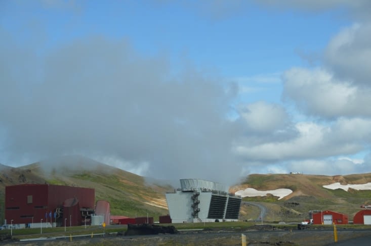 A notre gauche : la centrale géothermique de Krafla (et son impressionnant échangeur thermique !)