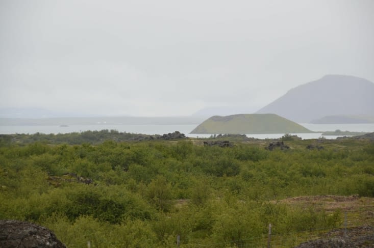 Forcément la bruine floute un peu tout, mais des hauteurs de Dimmuborgir à l'est du lac on devine quelques pseudos cratères et colonnes de lave.