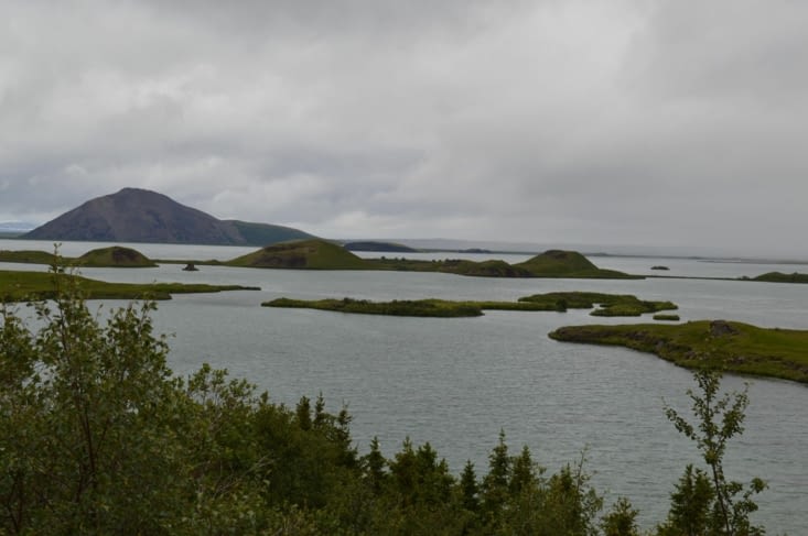 Généralement peu profond, le lac possède une multitude d'îlots à la flore et à la faune très abondantes. Il est gelé 6 mois par an !