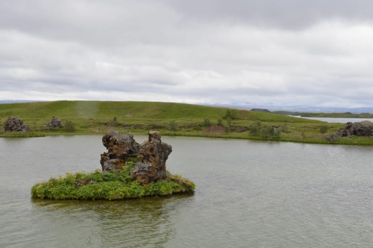 Le plafond est bas mais il ne peut plus ! Nous pouvons admirer le lieu et sa population tout notre content...