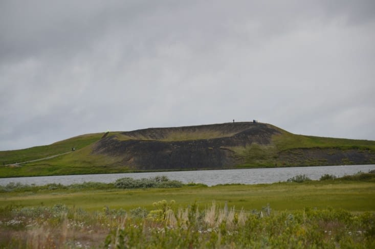 Au sud du lac à Skútustaðir, les peudos-cratères les plus significatifs ! On les appelle "pseudo" car ce ne sont pas des cratères de volcans habituels ; ici c'est une explosion de vapeur créée par la lave qui entre en contact avec