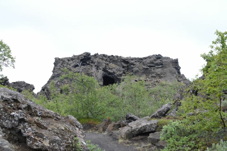 Nous approchons de Kirkja, qui cache une grotte. Ici on la voit de dos, de face on comprend mieux pourquoi elle a été nommée "l'église".