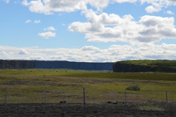 L'entrée du canyon d'Ásbyrgi, pas facile de se représenter sa forme de fer à cheval depuis le bas !