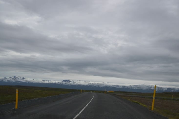 Nous n'en avons aucune certitude mais nous pourrions bien avoir devant nous les premiers contreforts du mythique massif du Vatnajökull, plus grand glacier d'Europe (C'est de lui que proviennent les eaux qui alimentent Dettifoss, et une quantité énorme de 