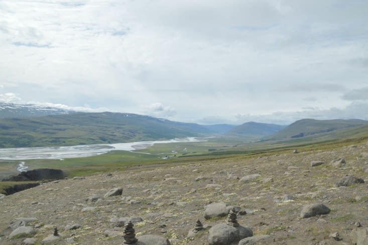 La tradition des cairns a été importée par les touristes.
