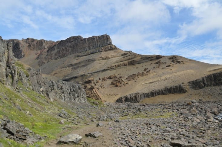Pas moyen de l'avoir en totalité sur un cliché, mais en vrai il fait vraiment penser à un destroyer interstellaire échoué !