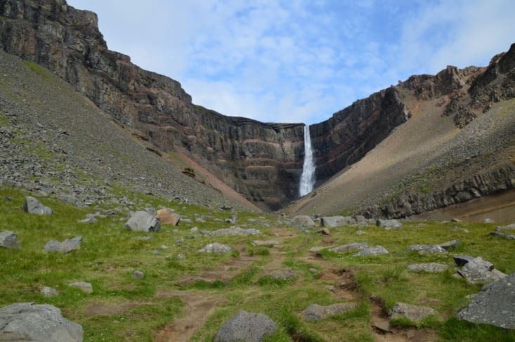 Un cadrage qui apaise le paysage ! De belles lignes qui mettent la cascade en valeur...