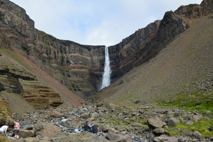 On arrive au bout du sentier, pour s'approcher il faut entrer dans le ruisseau (ce que les courageux à gauche de la photo se préparent à faire !)