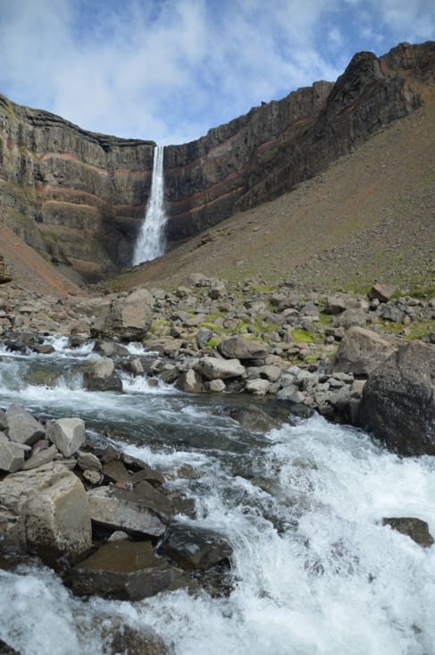 Le torrent semble moins puissant que la chute...