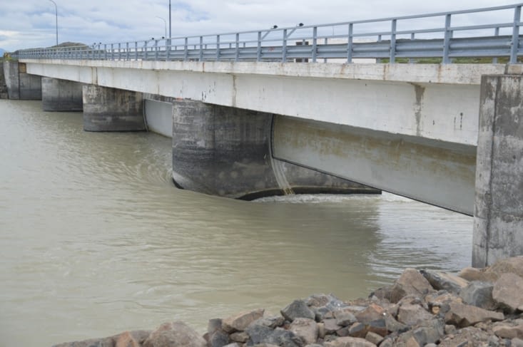 Nous longeons la Lagarfljót, le fleuve qui traverse le Lögurinn. Et comme nous sommes au pays des énergies hydroélectriques, on croise pas mal de barrages (presque tous différents les uns des autres ! C'est fou ce qu'un barrage peut ne pas ressembler à un