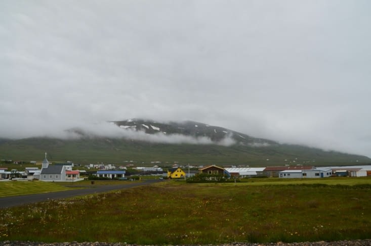 Borgarfjörður eystri. En Islande il est plus facile de faire tenir tout un village sur une photo que la plupart des merveilles de la nature que l'on croise !
