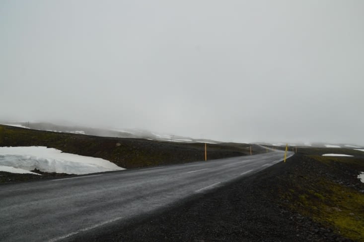 Vraiment, il ne faisait pas un temps à mettre une Polo dehors ! Du coup nous avons oublié (si, si, c'est possible...!) de prendre Gufufoss en photo, une belle cascade inratable qui se trouve juste sur le bord de la 93 !
