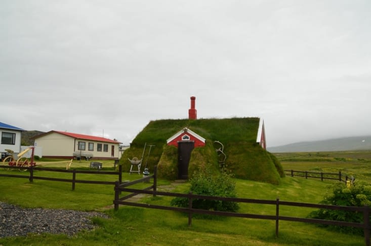 Petite maison toute bizarre dans le village du bout du monde (Faut dire qu'à côté il y a le rocher-palais de la reine des elfes d'Islande alors ceci explique peut-être cela...)