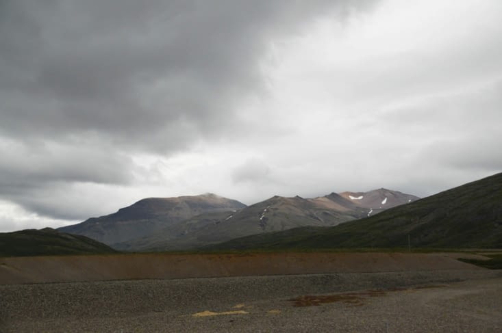 Océan à droite, montagne à gauche, brouillard au dessus, asphalte en dessous... Et plein les mirettes de tout ça !