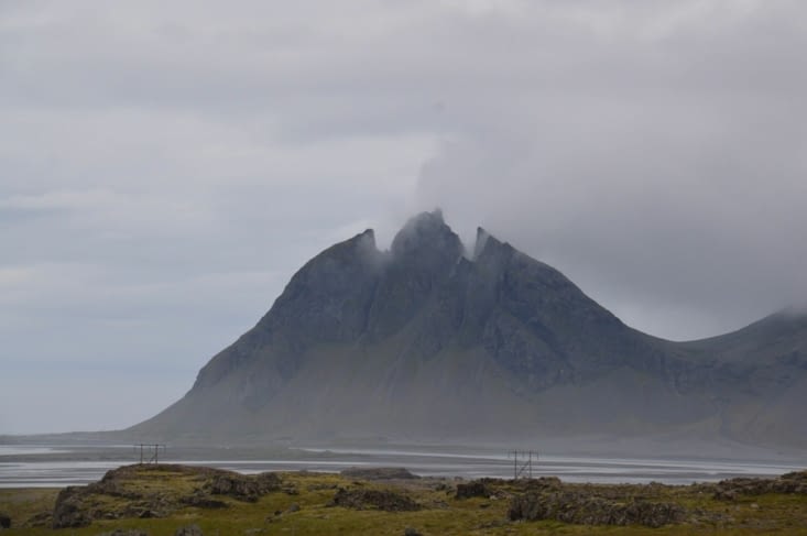 Au risque de dire une bêtise, il se pourrait que ce trident qui semble fumer, fasse partie du massif de l'Amannaskarð... Pas sûr, pas de nom, pas moyen de mettre la main sur une source fiable !