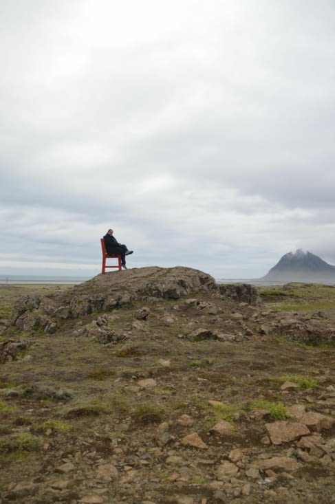 De même pour cette chaise rouge géante perchée sur un rocher et qui attend le touriste pour un arrêt photo, pas moyen de trouver le pourquoi du comment ! (Mais ça le fait avec notre trident enfumé en arrière plan !)