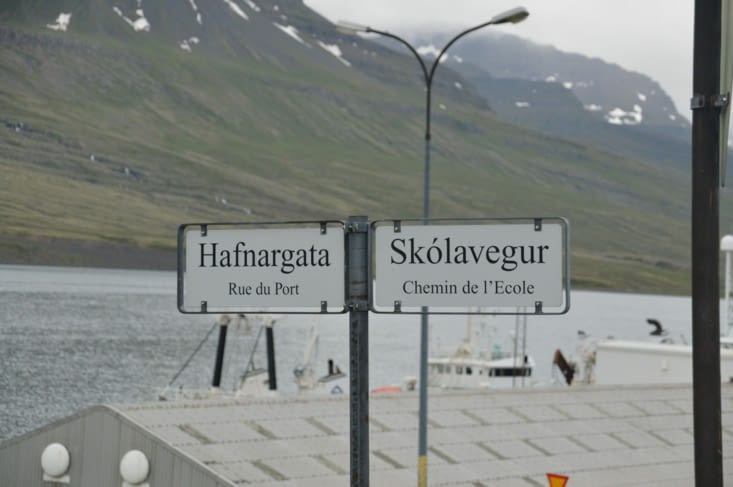 Des noms que nous avons croisés dans tous les villages s'ouvrent enfin à nous grâce au fameux port bilingue, Fáskrúðsfjörður !