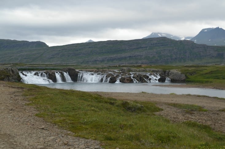 Un dernier regard puis nous repassons de l'autre côté d'un monticule qui nous cachait la cascade à l'aller, et qui en atténuant le bruit nous permet d'entendre les 1001 sons de la nature islandaise ! Des oiseaux à 99% !