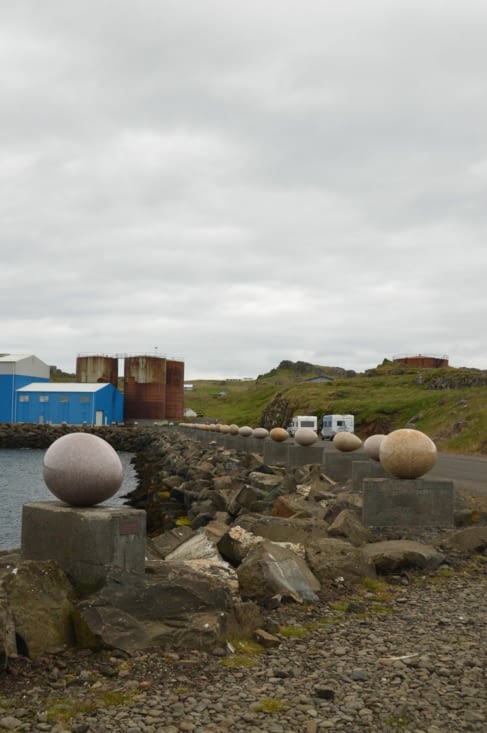 Le fameux quai aux oeufs ! L'artiste aurait pu se contenter de tailler le même modèle dans des pierres différentes, mais non ! Chacun a une forme qui représente exactement la réalité suivant l'espèce, et à priori il a importé des pierres du monde entier p