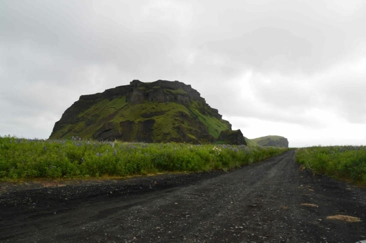 Place à Hjörleifshöfði, la grotte du jour. Déjà à l'approche c'est surprenant car on a un paysage très plat à perte de vue et au milieu... une "colline" !