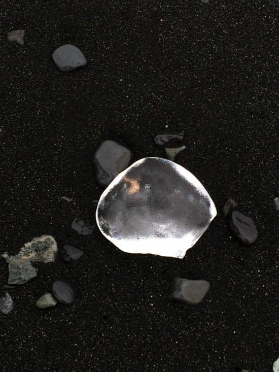 Une pierre de lune un peu surréaliste sortie de son contexte...